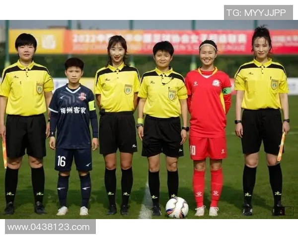 在绿茵场上绽放的狂野力量:一位女足球明星的暴力与荣耀之路 在绿茵场上绽放的狂野力量:一位女足球明星的暴力与荣耀之路